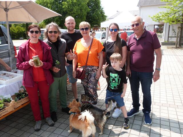 Der Stoober Bauernmarkt lockte die BesucherInnen auf den Hauptplatz!