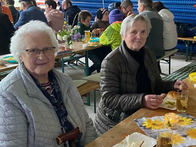 Fr. Bandion u. Fr. Gerstl bei der Stärkung