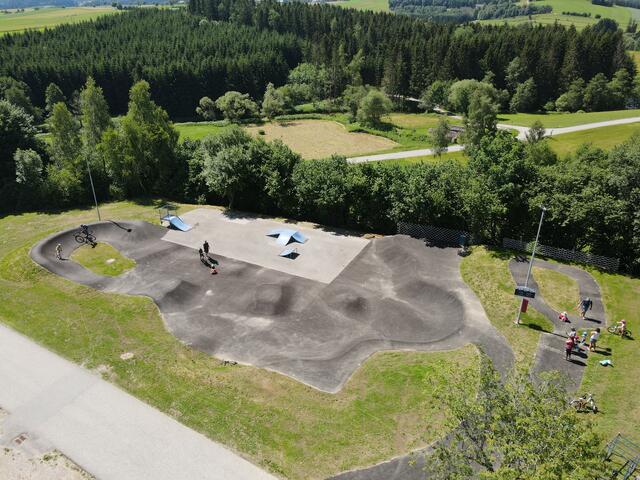 Der Pumptrack in Klaffer liegt neben dem Klafferteich und bietet auch für Kleinkinder eine Bahn.  | Foto: Gemeinde Klaffer