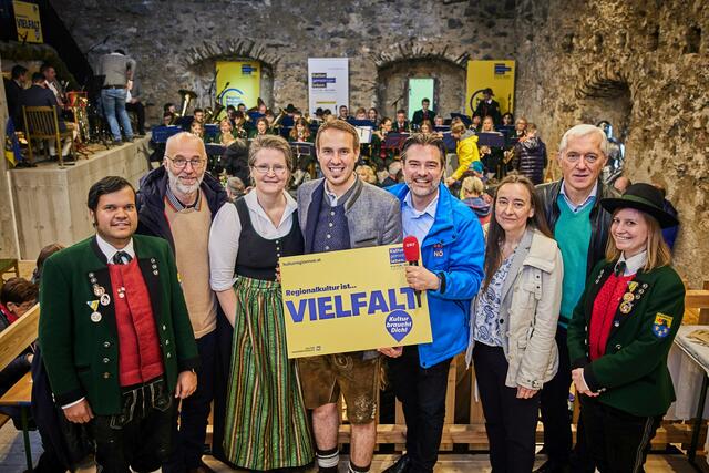 Obmann Philipp Schachner, Franziska Pfeiffer von der Jugend- und Trachtenkapelle Kaumberg, "Klemuwa"-Museumsdirektor Georg Walter, Anna Thallauer von den Dirndltaler Anlassbläsern, Moderator Clemens Krautzer, Musikschulleiterin Agnes Zehetner und Kultur.Region.Niederösterreich-Geschäftsführer Martin Lammerhuber. | Foto: Franz Gleiß