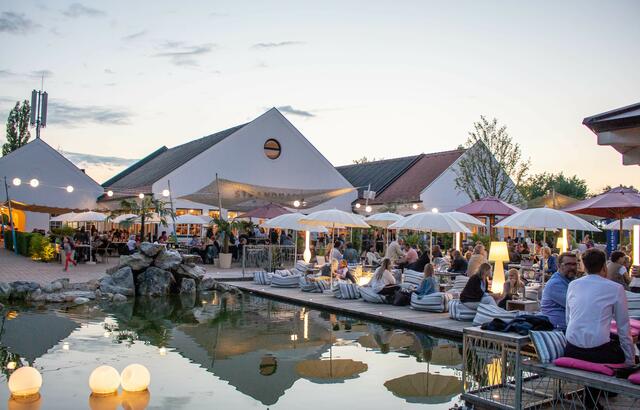 Direkt neben der Seebühne kannst du hier entspannt ein romantisches Abendessen oder einen erfrischenden Cocktail genießen. | Foto: Strandhaus Mörbisch