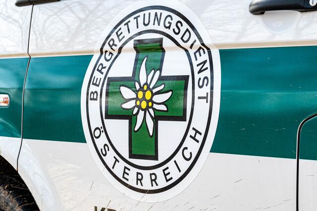 Eine Mannschaft der Bergrettung und zwei Beamte der Alpinpolizei kletterte zum Gipfel und seilte einen Bergretter zu den hilflosen Personen ab.  | Foto: Fotokerschi.at