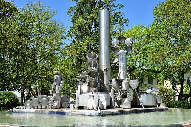 Seit dem Jahr 1994 geschmackvoll aus alten Töpfen und Deckeln angerichtet: "Recycling-Brunnen" von Robert Herfert im Park des Landesklinikums Mauer. | Foto: Hans-Peter Kriener