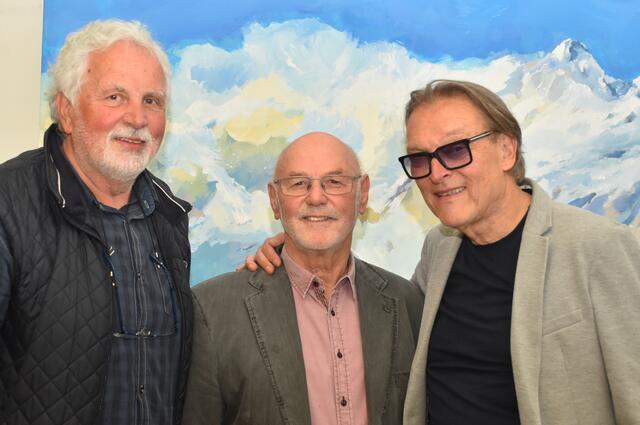 Vorstandsmitglieder vom Filmclub Völkermarkt, Walter Kert u. Franz Wank wünschen dem langjährigen Filmclubmitglied Edwin weiterhin viel Erfolg und kreative Schaffenskraft