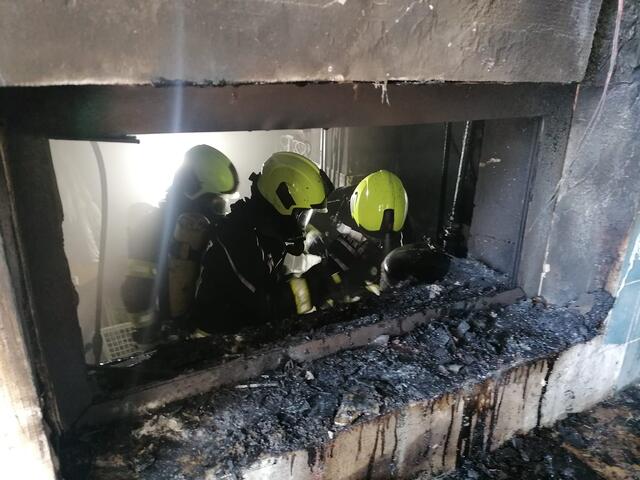 Mit Atemschutz ausgerüstete Feuerwehrmänner bekämpften den Brand. | Foto: FF Horitschon