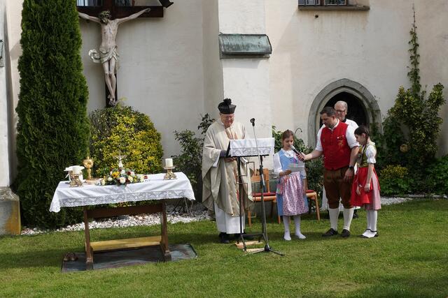 Fürbitten vorgetragen von Paula und Marie Perchtaler.