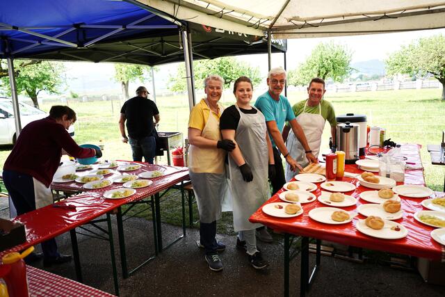 die Küchen Crew versorgte die Besucher mit Speisen.