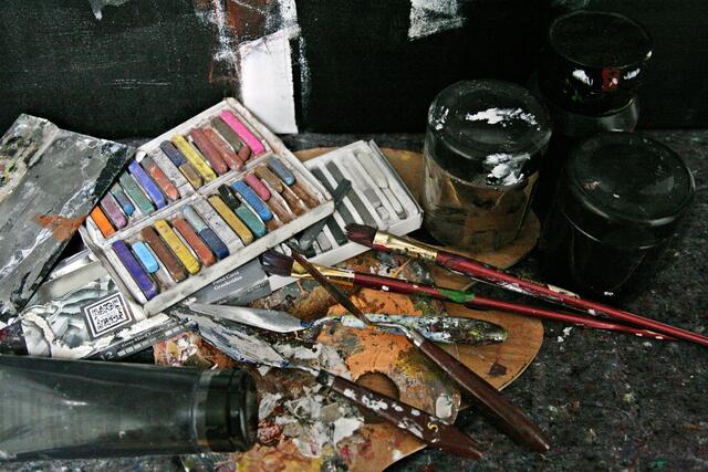 Im Rahmen der Atelierbesuche können Materialien, Arbeitsgeräte, Techniken und die inspirierende Stimmung, die von den kreativen Kraftorten der KünstlerInnen ausgeht, entdeckt werden.