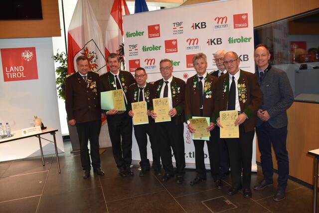 V.l.n.r.:
LOSM Andreas Hauser
Manfred Leitgeb
Markus Leitgeb
Philip Steiner
Franz Wild
Günter Zisler
(alle SG Mieders)
Hermann Gössl (ÖSB)
Markus Lassenberger (Vizebürgermeister IBK) | Foto: Susanne Paar, TLSB