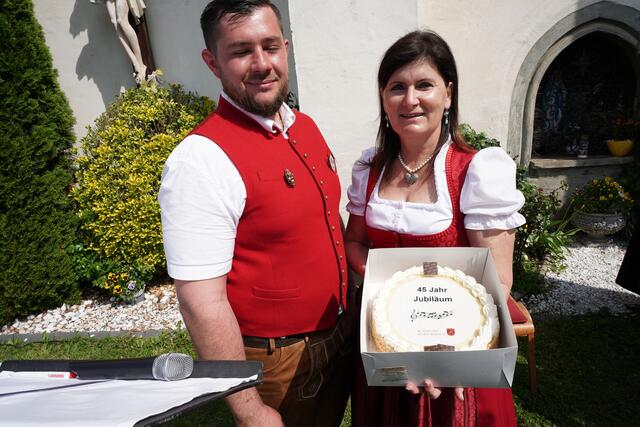 Bgm. Maria Knauder überreichte eine St. Andräer Torte.