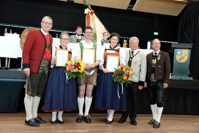 Bei der Bezirksverbandstagung in Absam wurden zahlreiche Mitglieder geehrt. | Foto: Bezirkstrachtenverband Innsbruck
