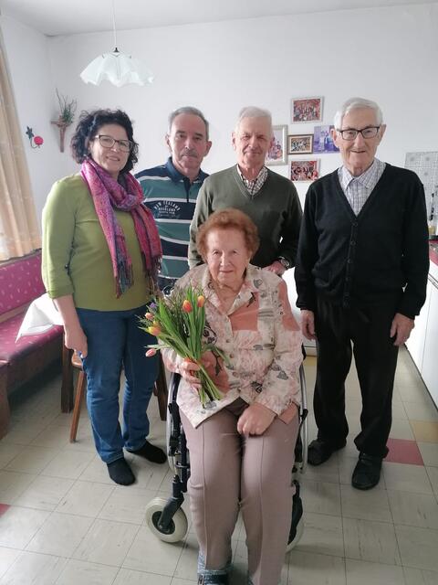 Obfrau Christine Lehner, Stefan Steininger, Hans Enzenhofer, Jubilar Alois Walchshofer und seine Gattin Hermine. 
