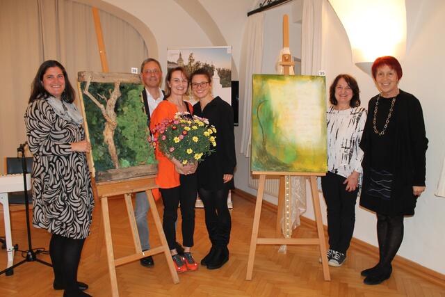 Maren Pressinger-Buchsbaum, Geschäftsführerin Verein Wir für das Haus der Frauen; Ehemann der Künstlerin, Künstlerin Brigitte Riedl mit Tochter, Schwester Elfriede Riedl und Anna Pfleger, Leiterin Haus der Frauen (v.l.n.r.). | Foto: Haus der Frauen