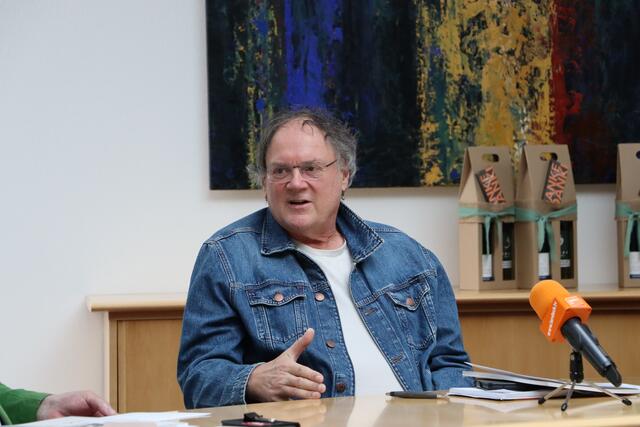 Helmut Wenzel über das Layoutieren und Entscheidungsfinden.  | Foto: Elisabeth Neuner