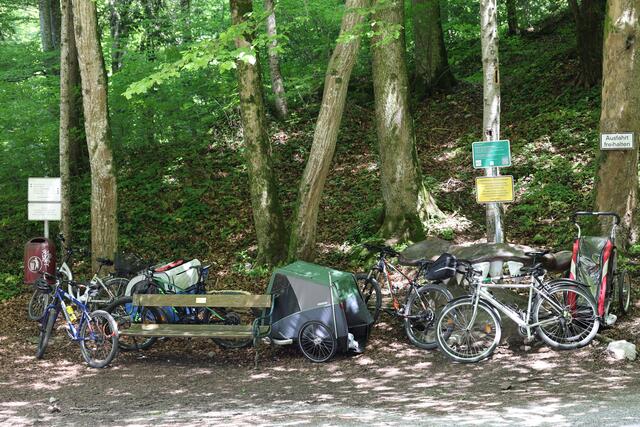 Nicht nur Autos parken vor der Glasenbachklamm. Von hier aus führen verschiedene Wege auf die Erentrudisalm oder nach Höhenwald hinauf.  | Foto: Maria Tiefenbacher-Schöndorfer, 2023