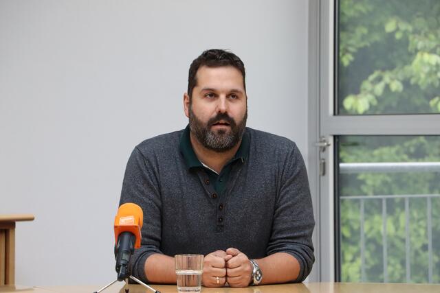 Johannes Schönherr über die Erweiterung des Stadtbuches. | Foto: Elisabeth Neuner