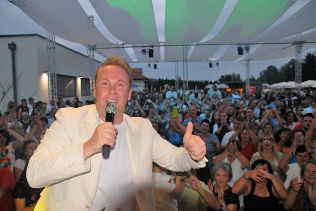 Schlagerstar Oliver Haidt " ist alljährliche ein Fest-Highlight  beim Fest in Gnies 