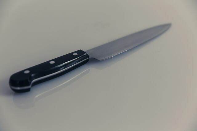 Im Zuge der Auseinandersetzung dürfte der ältere Mann den anderen mit einem Messer attackiert haben. Das Opfer wurde im Bereich des Rückens verletzt. (Symbolfoto) | Foto: M. Spiske/Pexels
