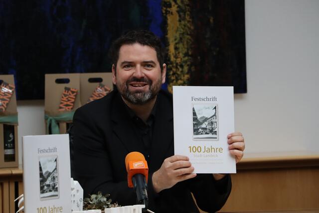 Peter Vöhl zeigt stolz das Produkt aus langer Arbeit. | Foto: Elisabeth Neuner