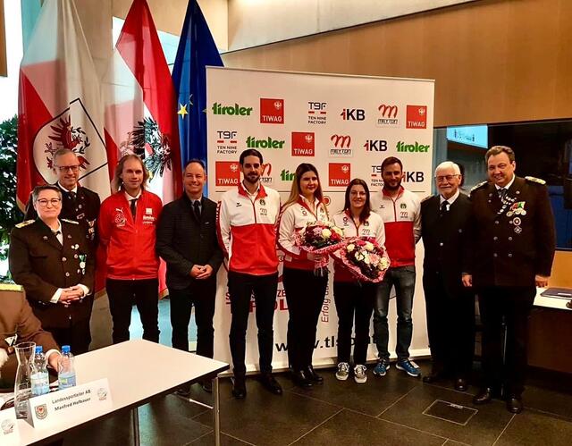 V.l.n.r.:
Martina Chamson (TLSB)
Friedrich Anrain (TLSB)
Christian Kramer (Sportdirektor)
Markus Lassenberger (Vizebürgermeister IBK)
Michael Höllwarth (SG Aschau)
Jasmin Kitzbichler (SG Thierberg)
Olivia Hofmann (SG Hötting)
Georg Zott (SG Söller Sportschützen)
Hermann Gössl (ÖSB)
Andreas Hauser (LOSM) | Foto: TLSB