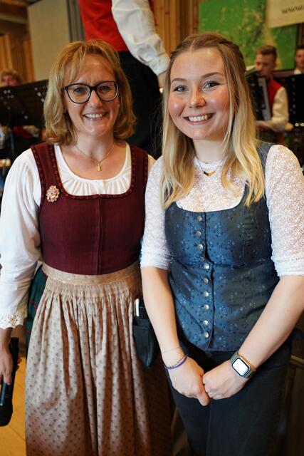 Astrid Stippich mit Geburtstagskind und Leiterin der Landjugend Maria Rojach Verena Krainer.