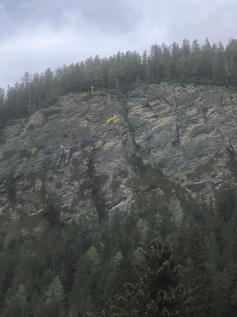 Der 67-Jährige wurde vom Notarzthubschrauber mittels Tau geborgen, erlag aber noch am Zwischenlandeplatz in St. Jodok seinen Verletzungen. | Foto: Zeitungsfoto.at