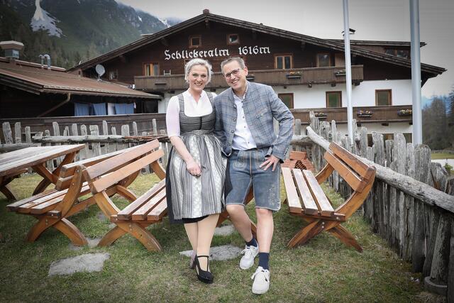 Die neue Geschäftsführerin Sabrina Kaindl mit ihrem Gatten Andreas vor der Schlickeralm, die am Samstag in den Sommerbetrieb startet. | Foto: Schlickeralm