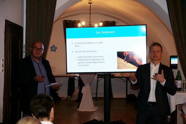 Vergissmeinnicht-Leiter Markus Aichelburg und Notar Christoph Mondel beim Info-Abend im Pfalzhof