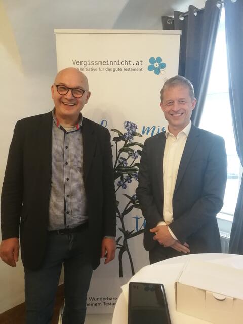 Vergissmeinnicht-Leiter Markus Aichelburg und Notar Christoph Mondel beim Info-Abend im Pfalzhof | Foto: zVg