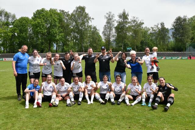 Große Freude herrschte nach dem "moralischen Sieg" durch den Punktegewinn beim Tabellenführer beim FC Südburgenland. | Foto: Michael Strini