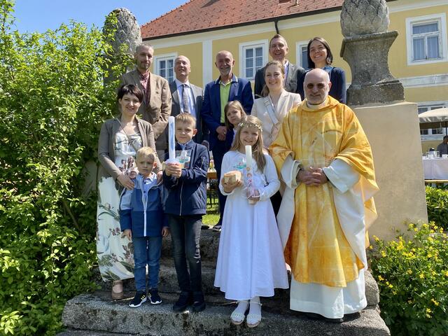 Die beiden Erstkommunionkinder David Hipp und Laura Boden mit Sandra Fandl, Lukas Hipp, Luisa Boden, Klassenlehrerin Kerstin Kolm und P. Daniel Gärtner
hinten: Roland Hipp, Direktor Bernhard Bachofner, Bürgermeister Josef Schaden, Gerald Boden und Birgit Boden | Foto: Marktgemeinde Schweiggers