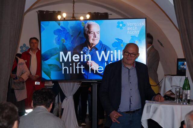 Vergissmeinnicht-Leiter Markus Aichelburg beim Info-Abend im Pfalzhof