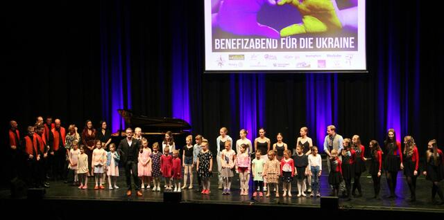 Am Benefizabend nahmen im Kunsthaus Weiz viele bekannte Vereine teil. | Foto: RegionalMedien Steiermark/Hofmüller