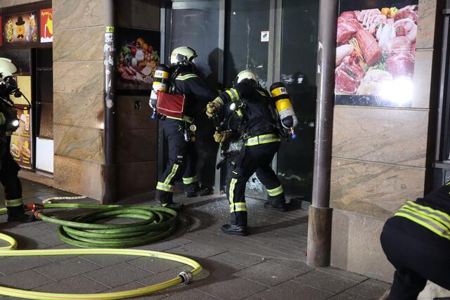 Die Brandursache ist derzeit noch völlig unklar. | Foto: Berufsfeuerwehr Linz