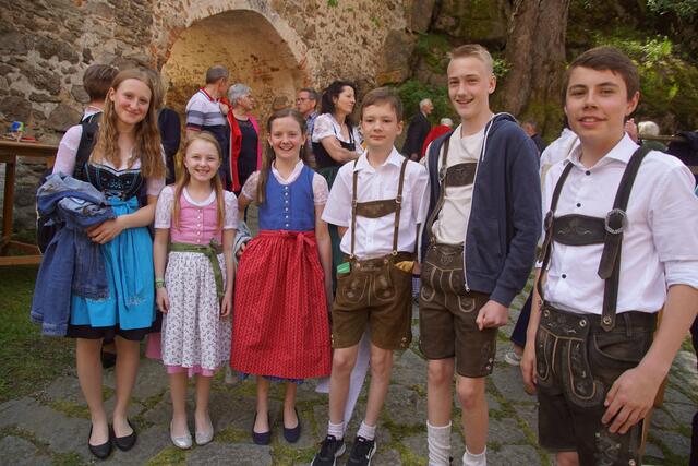 Die Jugendgruppe der Volkstanzgruppe St. Peter vor ihrem Auftritt.  | Foto: Helmut Eder