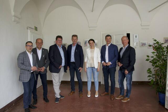 Von links: Markus Malle (Klubobmann), Christian Poglitsch (Finkensteins Bürgermeister &amp; Gemeindebundpräsident), Christian Pober (Stadtrat),
Adam Müller (Gemeindevorstand), Stefanie Ofner (Landtagsabgeordnete), Peter Weidinger (Nationalratsabgeordneter) und Robert Köfer (Landtagsabgeordneter) tagten im Kloster Wernberg. | Foto: Privat