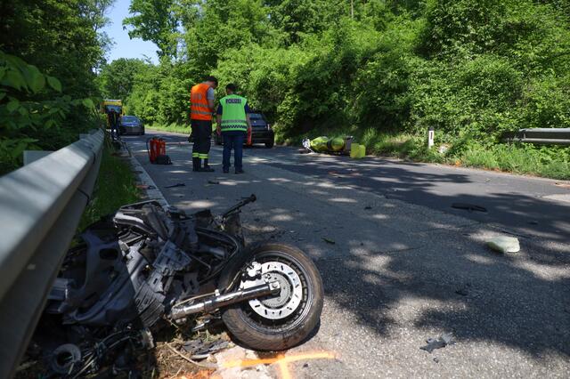 Ein Verkehrsunfall in Thalheim endete für einen 21-Jährigen auf seinem Motorrad tragischerweise tödlich – ein 59-Jähriger Motorradlenker wurde dabei schwer verletzt. | Foto: laumat.at