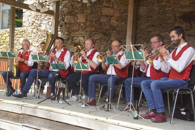 Die Musikkapelle St.Veit spielte zum Frühschoppen auf.  | Foto: Helmut Eder