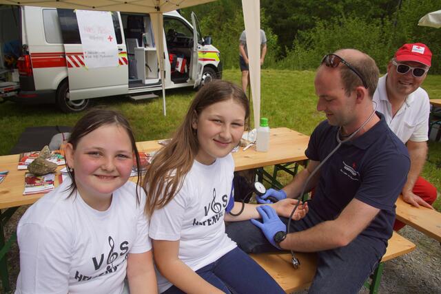 Lena Pirngruber aus Helfenberg (2.v.l.) Nütze die Gelgenheit zur Blutdruckmessung beim Stand des Roten Kreuzes Helfenberg und St.Veit. | Foto: Helmut Eder