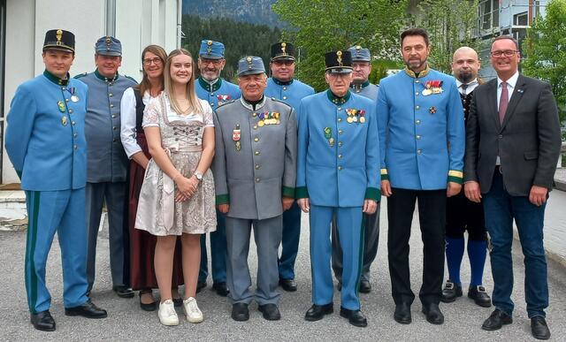 Gruppenbild mit den Ehrengästen bei der diesjährigen Jahreshauptversammlung der Tiroler Kaiserjäger Bezirksgruppe Reutte/Außerfern. | Foto: KJ/Ru
