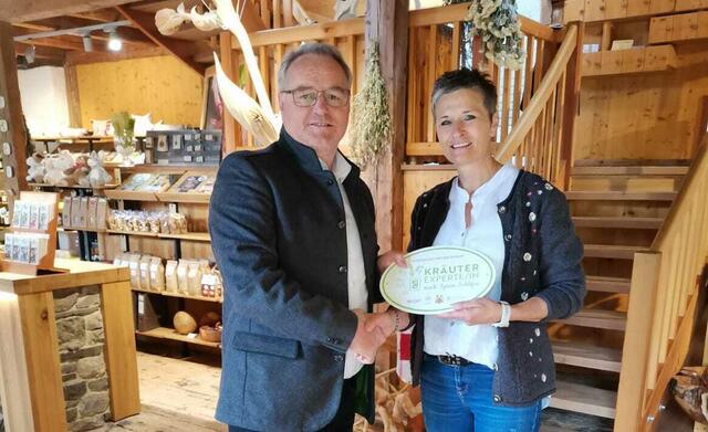 Johann Ackerer mit der neuen FNL-Kräuterexpertin Anita Filzmaier | Foto: privat