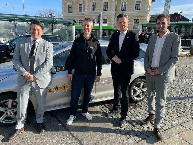 Alexander Glück, Geschäftsführer Taxi Glück, Martin Essl, General Manager Uber Österreich, Bürgermeister Stefan Schmuckenschlager und Gemeinderat Johannes Kehrer (v.l.n.r.). | Foto: Hahn