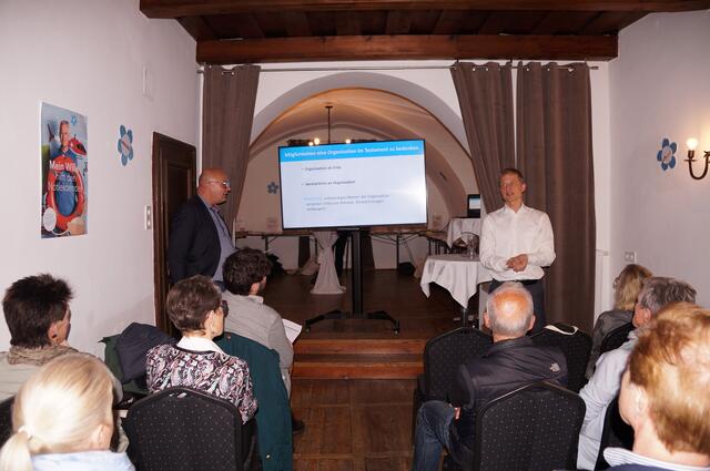 Vergissmeinnicht-Leiter Markus Aichelburg und Notar Christoph Mondel beim Info-Abend im Pfalzhof