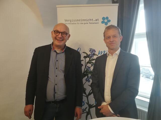 Vergissmeinnicht-Leiter Markus Aichelburg und Notar Christoph Mondel beim Info-Abend im Pfalzhof | Foto: zVg