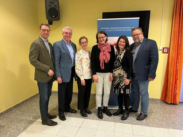 Hörakustikmeister Markus Gschweidl, Optikermeister Gerhard Gschweidl, Medizintechnikerin Adelheid Dellinger, vom Vorstand von "Gut leben mit Demenz in Klosterneuburg" Waltraud Fastl, Susanne Wolf-Eberl und Michael Strozer gestalteten den Vortragsabend. | Foto: Fastl
