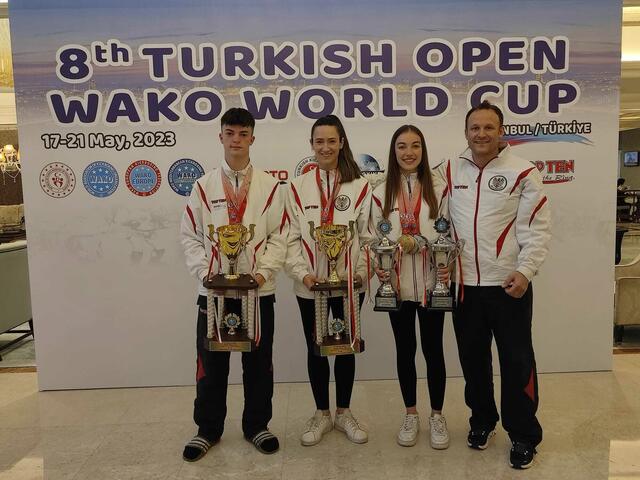 Felix Schmidl, Viktoria Hader, Anna Schmidl und Trainer Michael Gerdentisch | Foto: Kickbox Club Rohrbach
