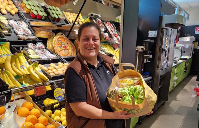 ADEG Kauffrau Claudia Tscherne setzt sich mit dem „Rettungssackerl“ für die Rettung von Produkten ein.  | Foto: REWE Großhandel GmbH