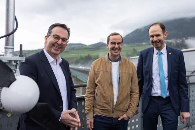 Mowea-CEO Till Naumann (Mitte), Asfinag-GF Stefan Siegele (l.) und Thomas Mützelburg (Deutsche Botschaft, Wien) nahmen mit anderen Ehrengästen die neue Anlage an der Europabrücke in Betrieb.  | Foto: Asfinag