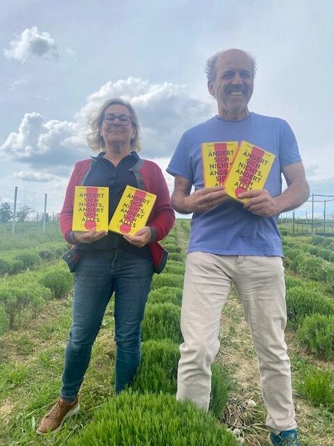 Brigitte Bergauer und Peter Dienstl im Lavendelfeld in Oberkreuzstetten.