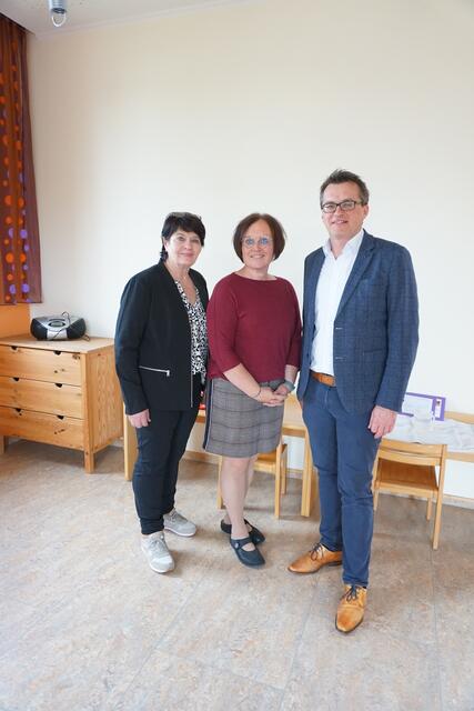 VizeBgm. Maria Gruber, Kindergartenleiterin Regina Karlinger und Bgm. Hans-Jürgen Resel | Foto: Marktgemeinde St. Leonhard am Forst